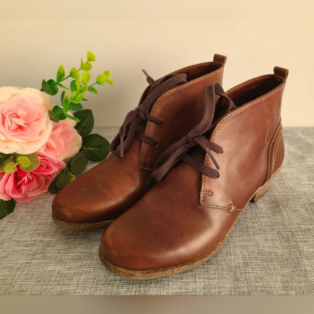 Clarks Artisan Brown Nubuck‎ Leather Boots, Size 6M
